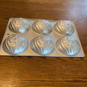Vintage Wilton Aluminum Pumpkin Muffin Pan 1983
